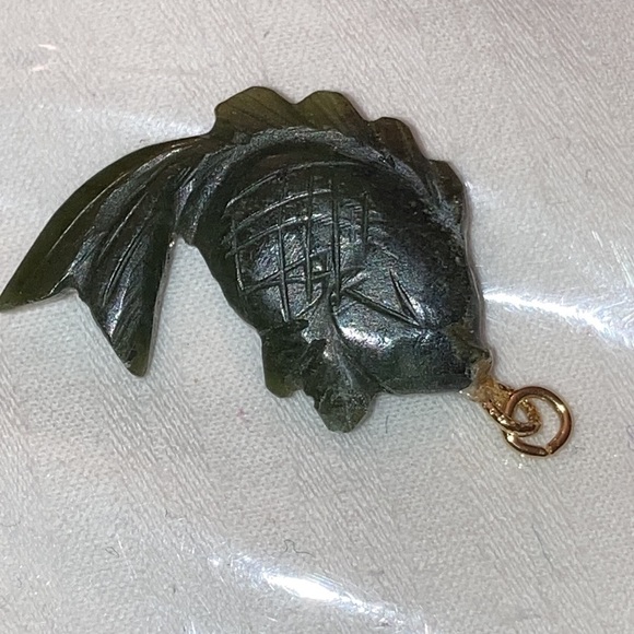NWOT Carved Green JADE FISH PENDANT; 1 1/4” Made in Taiwan - Picture 2 of 3